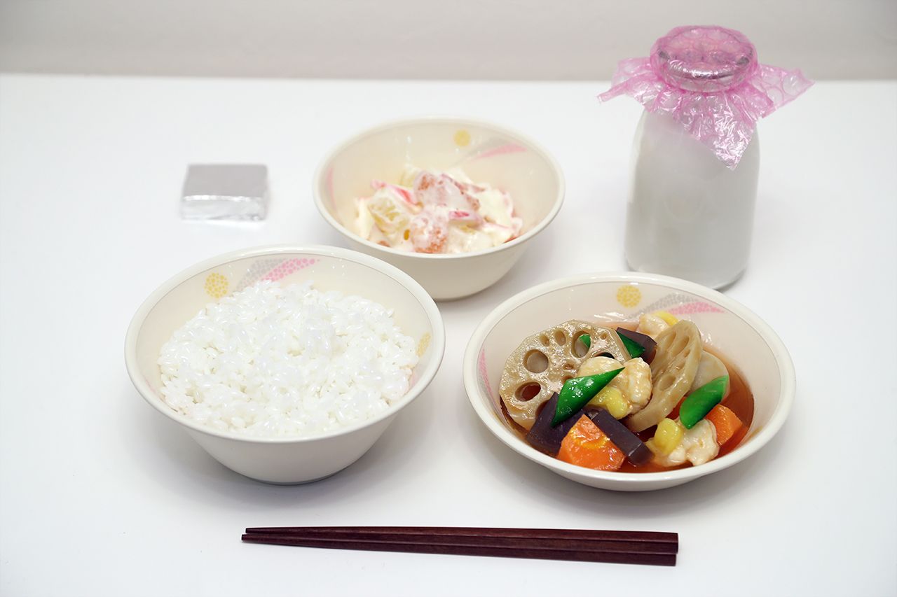 昭和54年（1979年）ごはん、がめ煮、ヨーグルトサラダ、チーズ、牛乳