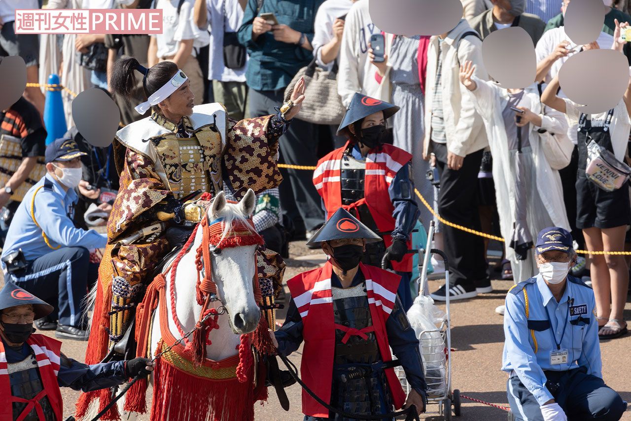 馬に乗って集まった人たちに応える竹中直人