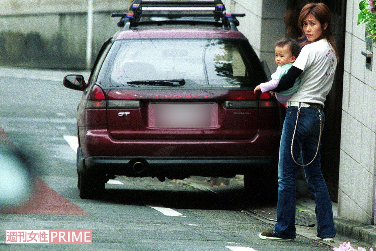 2001年、赤ちゃんのころのCocomiを抱っこする工藤静香