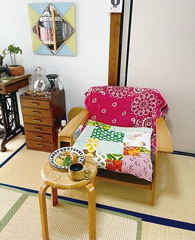 思い出のある端切れは座布団カバーに。父親の小引き出しと母親の古い足踏みミシンを置いてレトロな空間に　書籍『ワクワクする！67歳からのはじめての一人暮らし』（幻冬舎）より