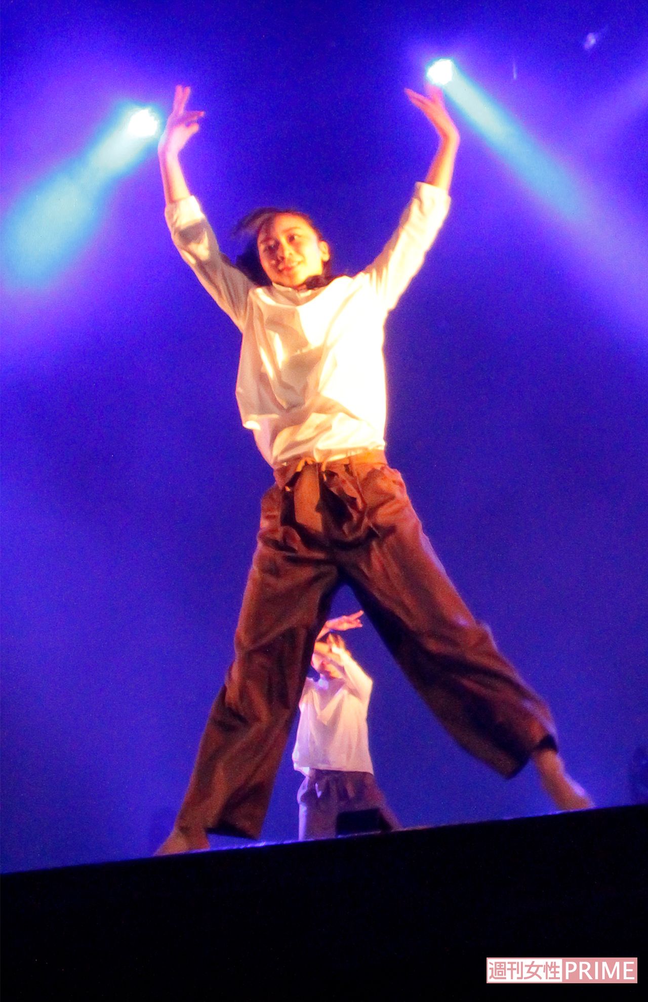 発表会の第1部でジャズダンスを踊る佳子さま。ふんわりした白のブラウスに、茶のワイドパンツ姿で、足にはテーピングが