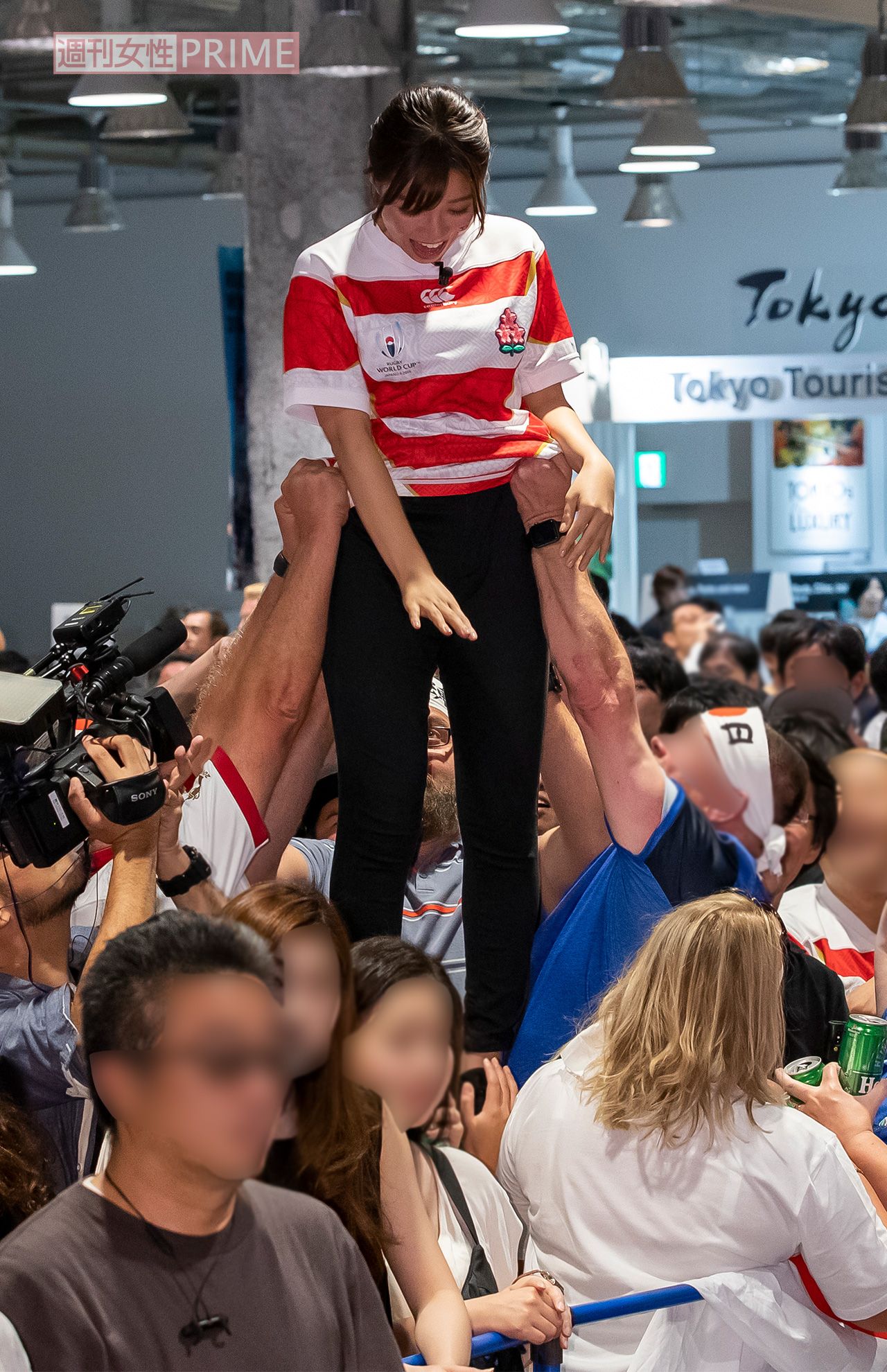 2019年のラグビーW杯の取材で、PV会場内の外国人からもみくちゃにされて抱え上げられる岩田絵里奈アナ