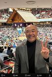 ドラマ『おコメの女』に出演の高橋克実、同ドラマの懸賞旗を“視察”に国技館を訪れ相撲観戦をした(ドラマ公式Xより)