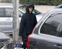 瑛太、全身黒ずくめフード姿で子どものお遊戯会に出席