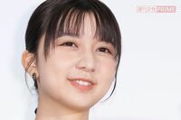 【目撃撮】上白石萌歌、舞台『震度３』大阪公演後にたこ焼き片手に…歌手活動並行で“楽譜コピーの下準備”…