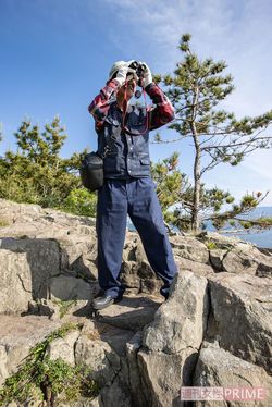 パトロールには双眼鏡が必須。自殺をしに来た人は岩場に隠れて日暮れを待つことが多い　撮影／齋藤周造