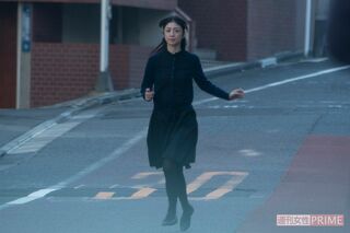 下り坂をダッシュする小倉優子（'18年11月）