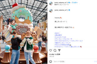 林と同じ場所、同じポーズで写真に写る中間淳太（中間淳太公式インスタグラムより）