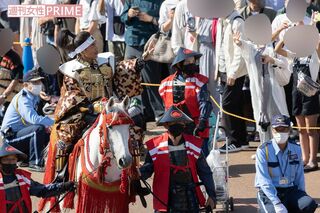 馬に乗って集まった人たちに応える竹中直人