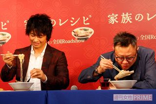 ラーメン・テーをおいしそうに食べる斎藤工、エリック・クー監督