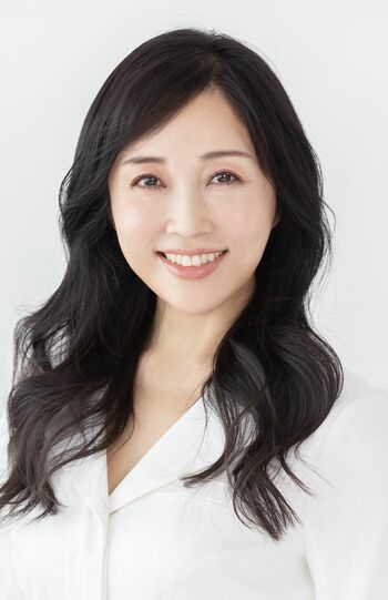 慶田朋子先生●銀座ケイスキンクリニック院長、医学博士。東京女子医科大学医学部卒業後、同大にて皮膚科助手、美容クリニック勤務などを経て2011年に銀座ケイスキンクリニックを開設。皮膚の働きや美肌に役立つスキンケア解説が人気で、テレビ、雑誌など多方面で活躍中。