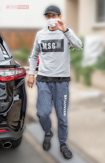 車から降り、記者の直撃に応じる吉田栄作。52歳になってもトレンディーだ（'21年）