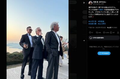瀬戸内海をバックにタバコを吸う姿が様になりすぎた寺島進（公式Xより）