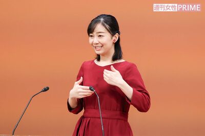 『うれしい』両手を胸の前で広げ、交互に上下に動かす（『全国高校生手話パフォーマンス甲子園』で手話を披露された佳子さま）