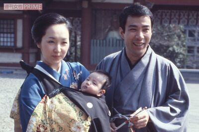 十二代目市川團十郎（当時は十代目市川海老蔵）・希実子夫妻。長男の堀越寶世（現十三代目市川 團十郎白猿）のお宮参りにて