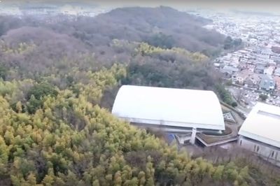 現場となった公園をドローンで撮影。半分以上が山林で住宅地からも遠い（合同会社adg-ethics提供）
