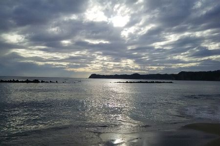 昔から大好きな九十九里の海では、仲間たちとサーフィンをして楽しんでいる