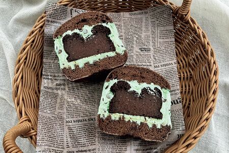 ココア生地に豆腐とラカンカを使用したグルテンフリーの「チョコミント豆腐ガトーショコラサンド」756円