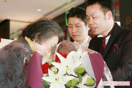 感激のあまり涙目の2人より、母・ヤヱさんに花束贈呈。ヤヱさんは「2人の女友達の中に振り袖で来た子がいてうれしかった」という