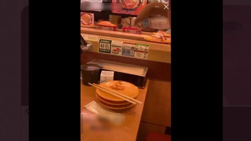 はじめは商品案内板が載っている皿にスプレーを吹きかけていたが……（インスタグラムより）