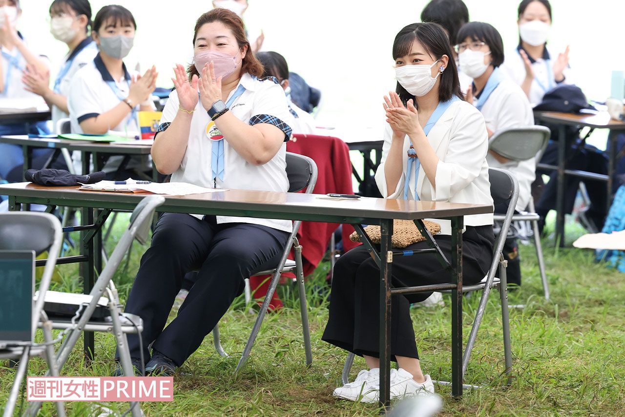 日本のガールスカウト運動100周年を記念して行われた『インターナショナルキャンプ』（長野市）では代表グループの発表を聞き、懇談もされた佳子さま