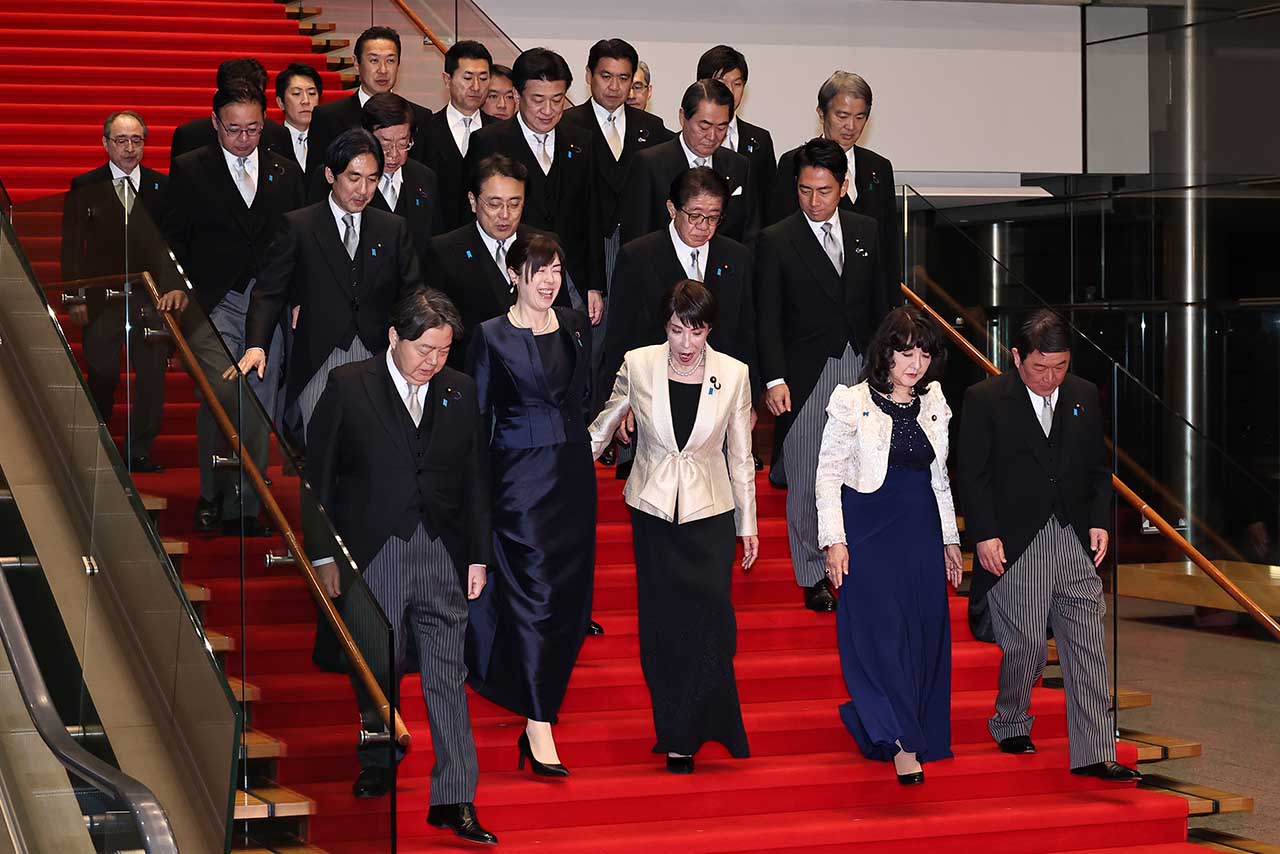 報道各社が行っている世論調査で、支持率は50%を割り込む急降下をたどっている高市内閣
