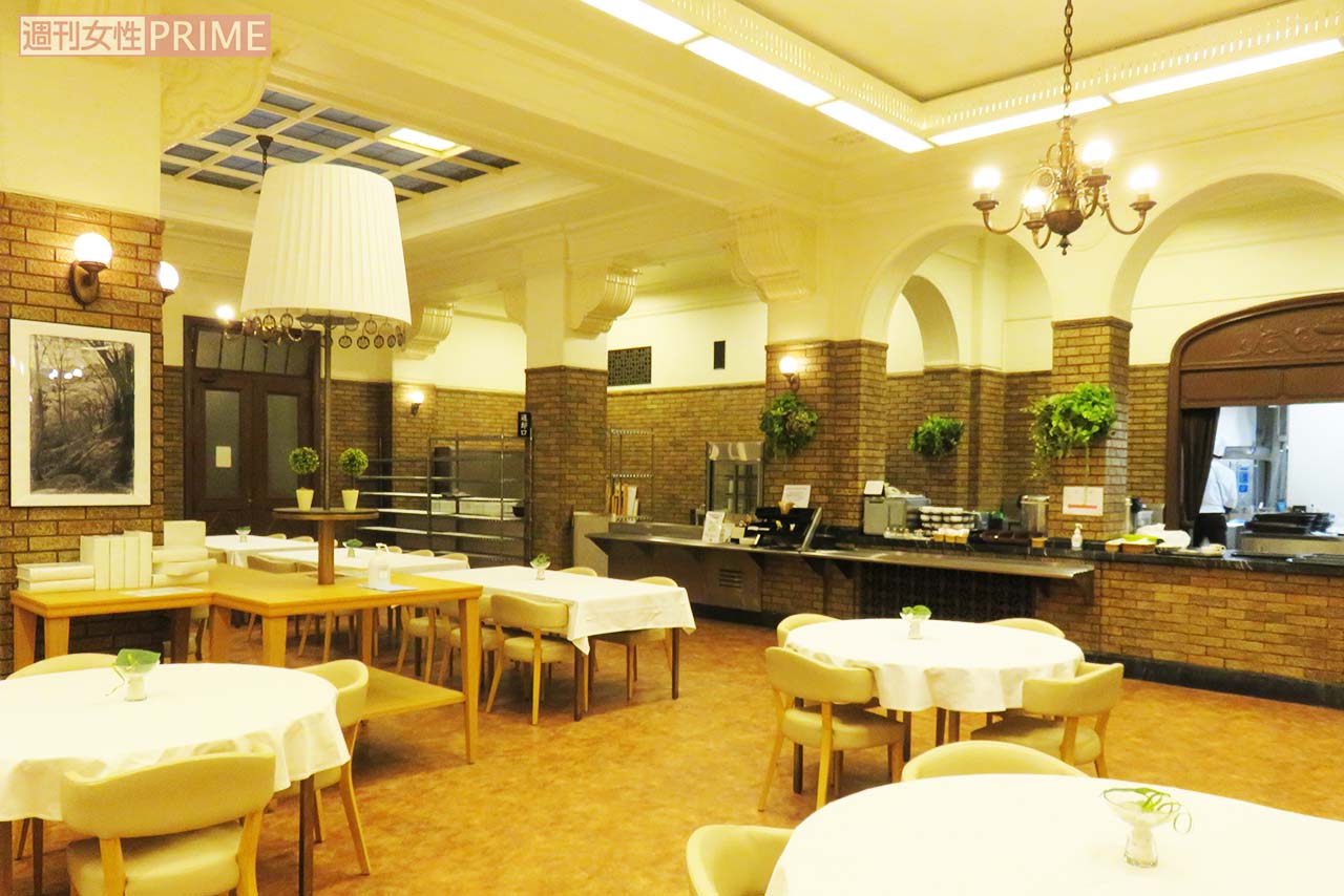 暖色系の照明を効果的に使用した国会中央食堂の内装