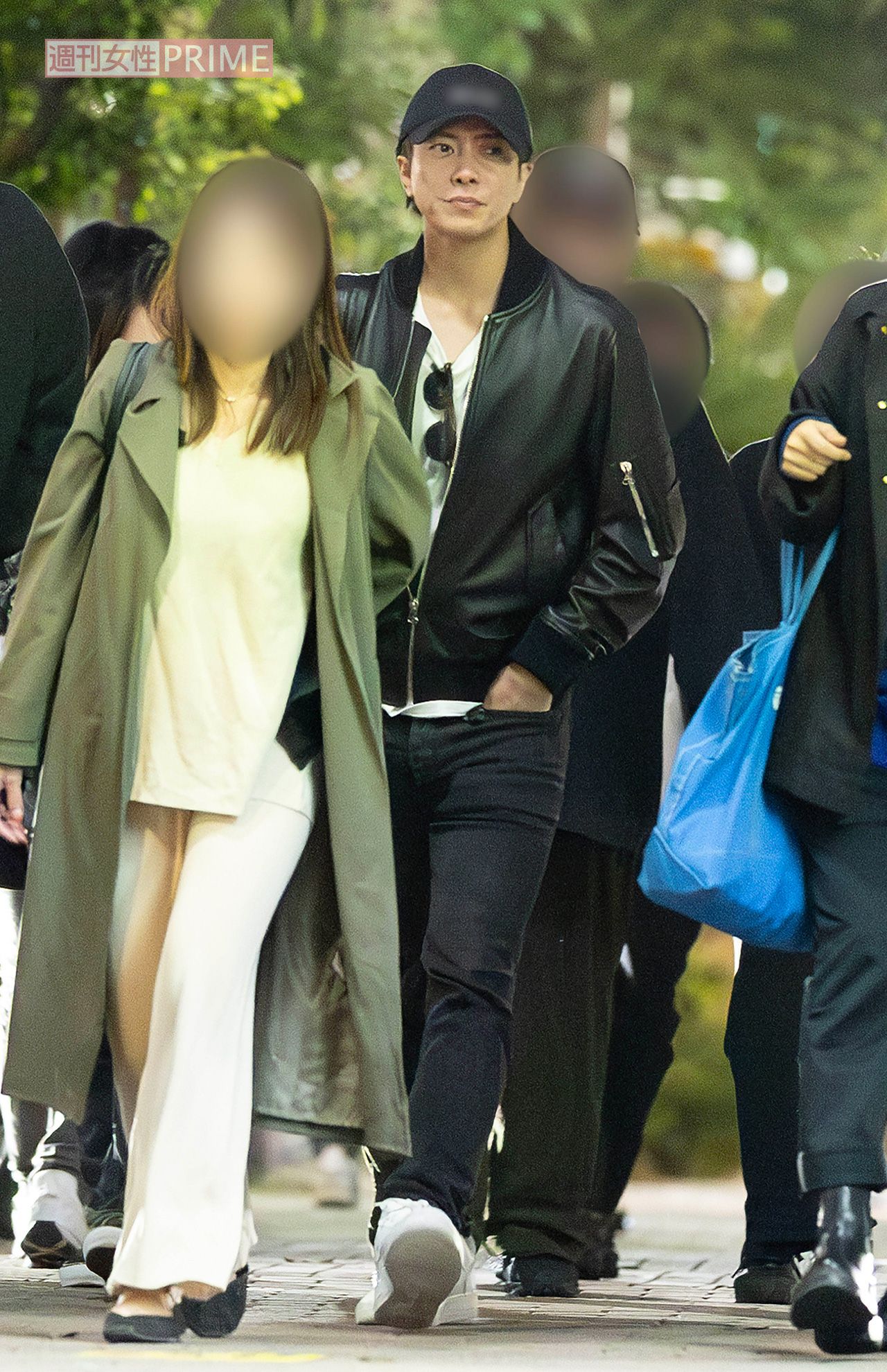 2023年11月、都内の焼き鳥店から帰路につく山下智久。キャップ姿が定番スタイルのようだ