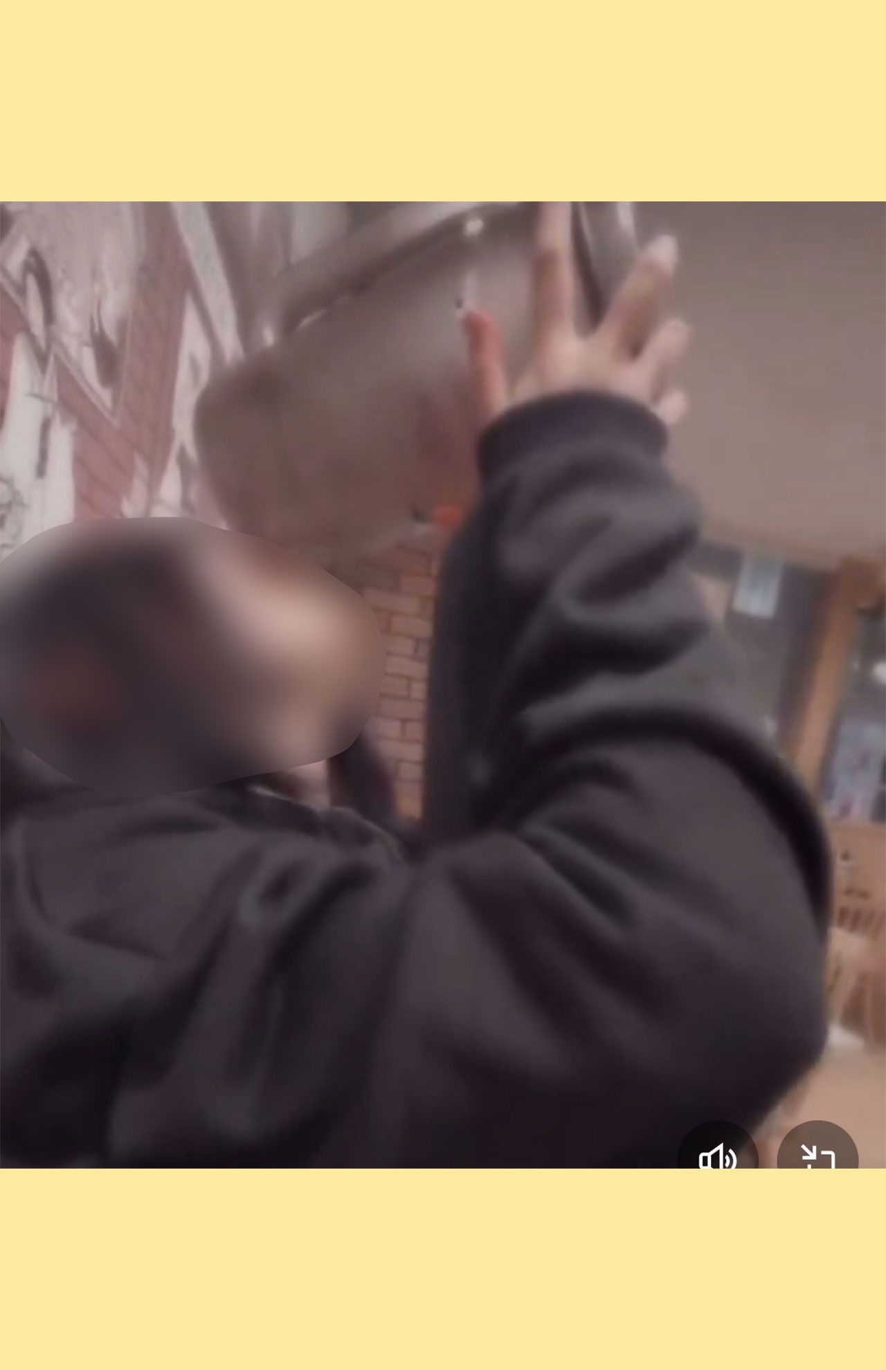 ネット上で拡散されている『すき家』の店内でピッチャーの水を直飲みする女性