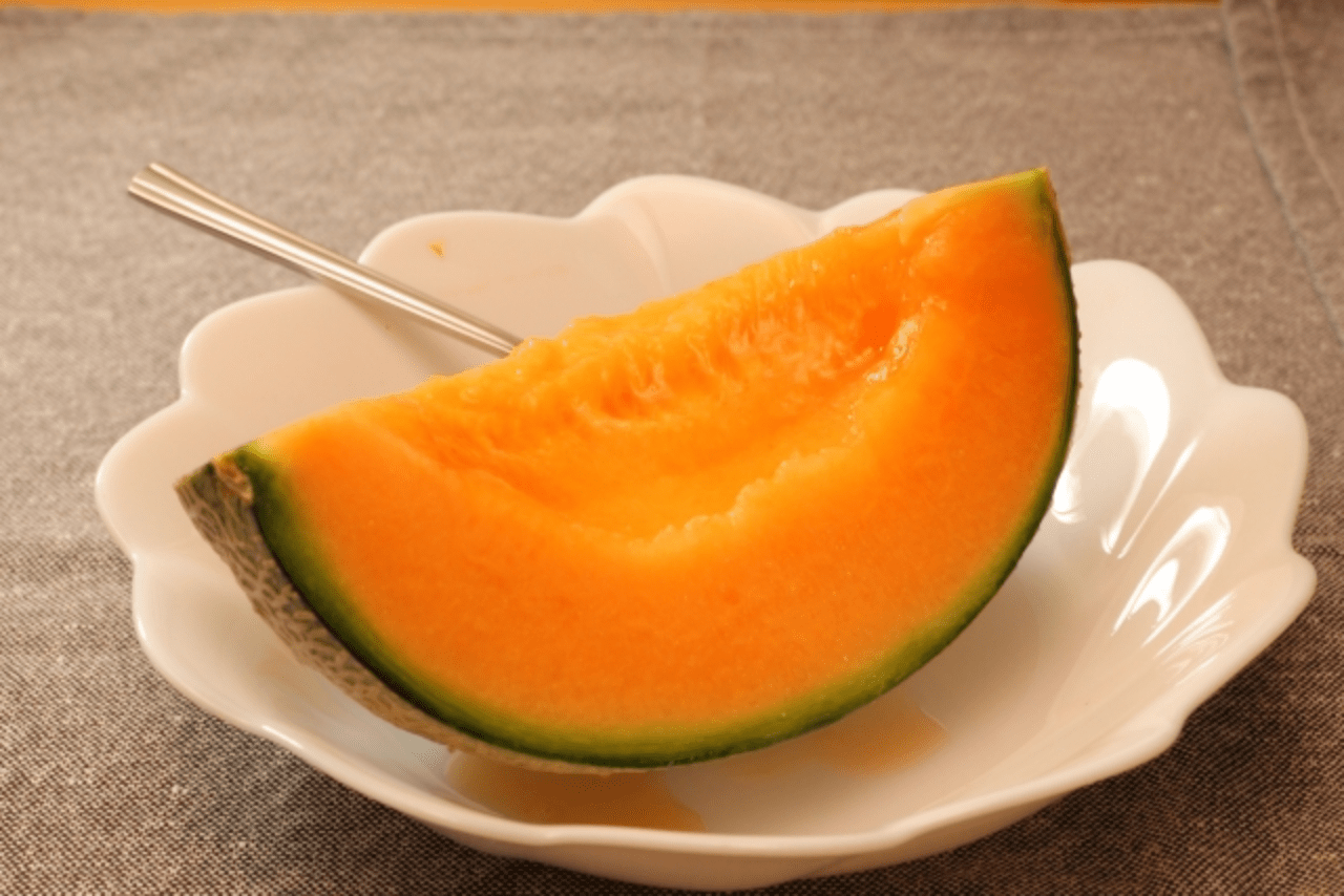 贈答用として高い人気の富良野や夕張の名産で有名な、これでよく食べる果物の名前をとり、メロンスプーン。