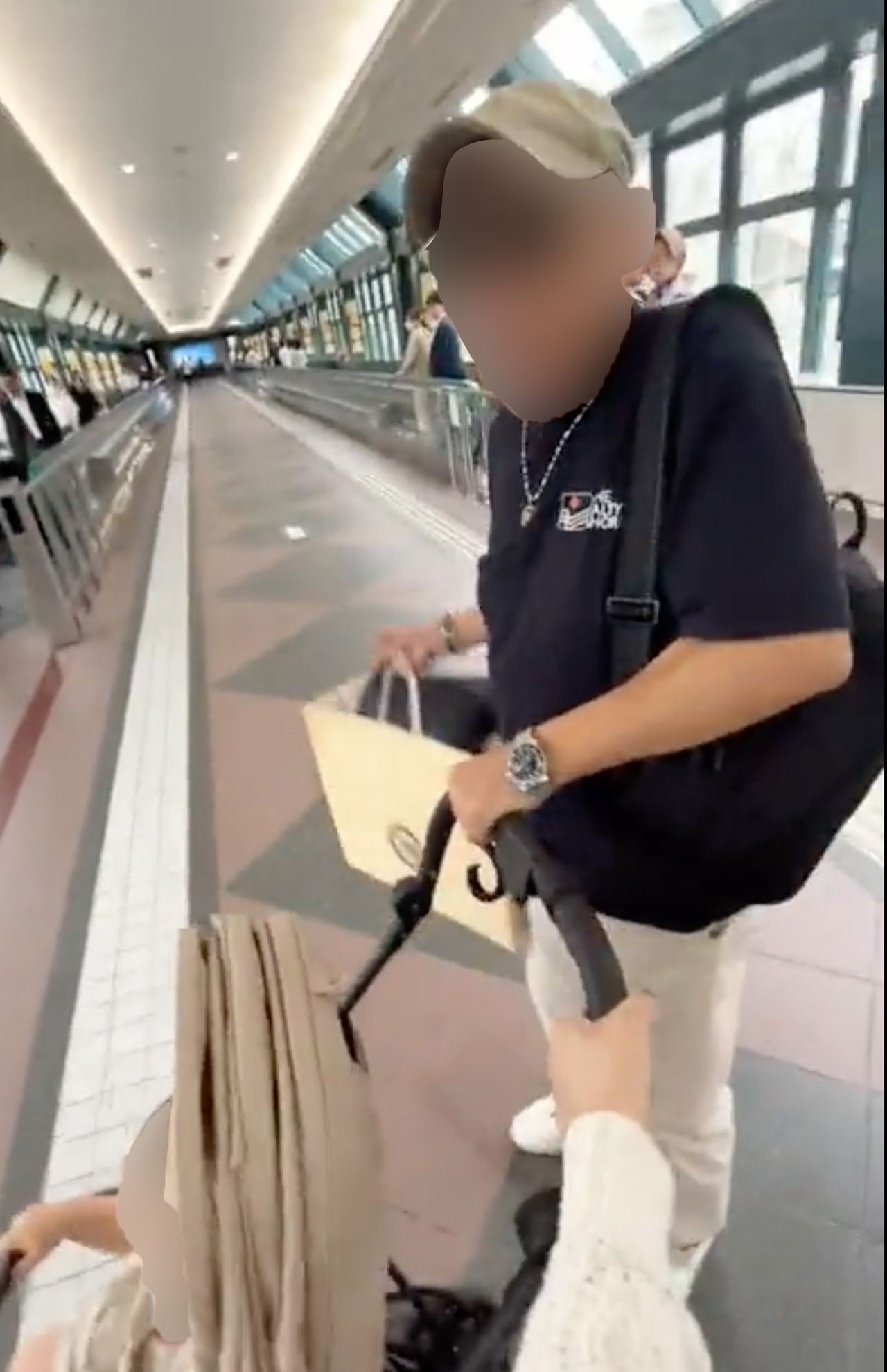 トラブルとなった初老男性はベビーカーを掴んでいた（Nさんのツイッターより、一部編集部加工）