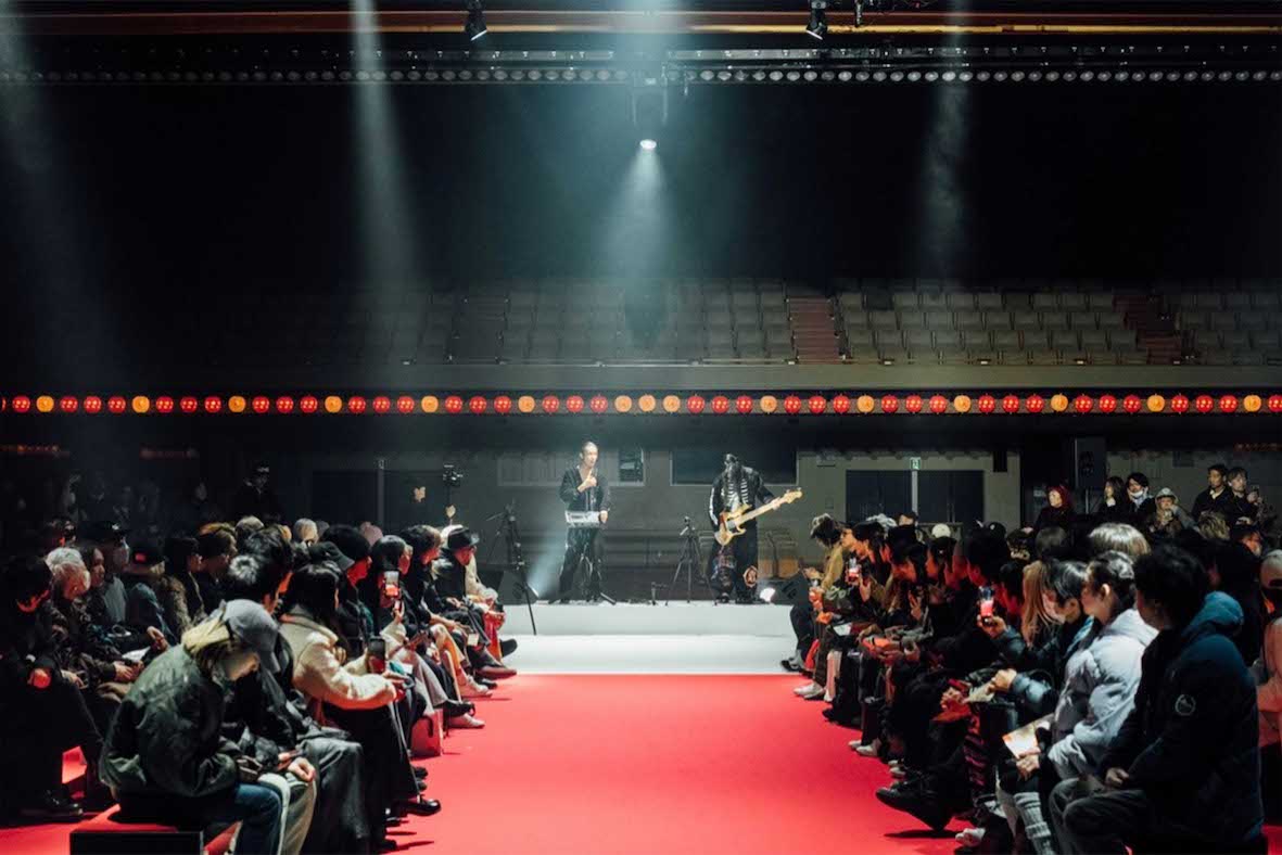 国立劇場で行われた『SEVESKIG』の秋冬コレクションの様子（HIS公式HPより）