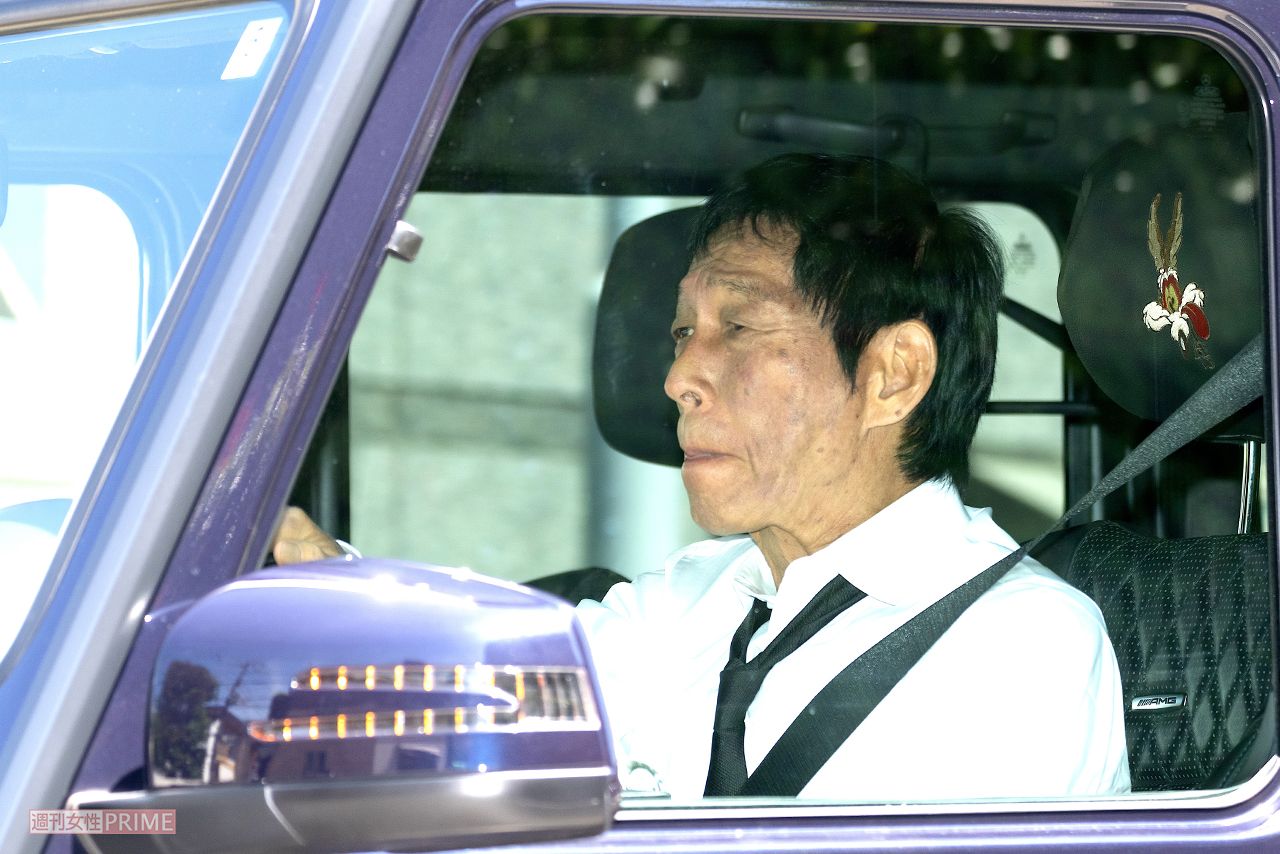 中村玉緒さんの告別式に参列した明石家さんま