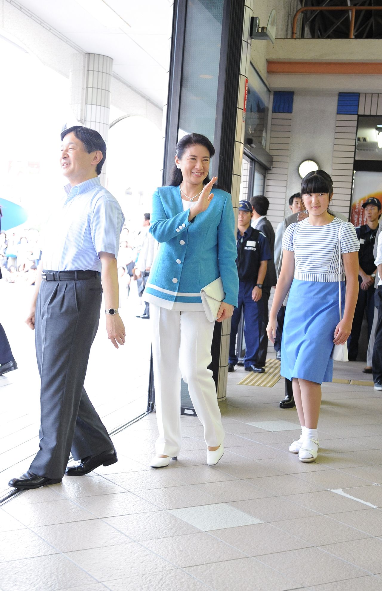 '15年8月（13歳）伊豆急下田駅にて。縦横のストライプ使い。スカート部分は濃いめのブルーに切り替わったワンピース。「リゾート感も、きちんと感も。ショルダーバッグのコーディネートもぴったりです」（撮影／JMPA）