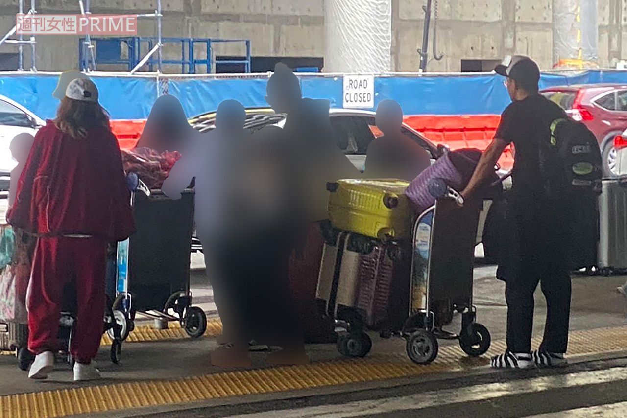 2023年6月、子どもたちとともにロサンゼルスに到着した小栗旬（右端）と妻の山田優（左端）