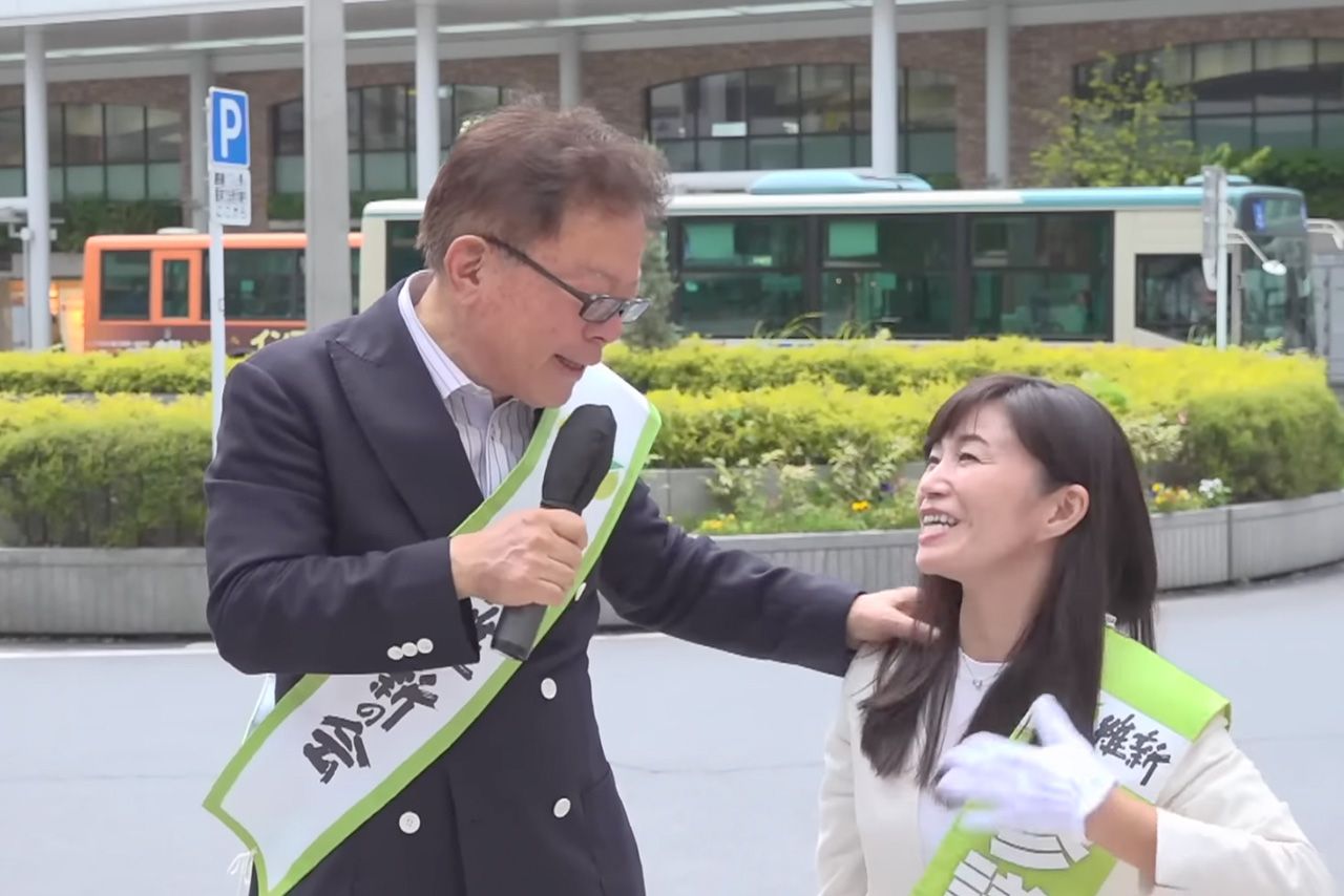 6月12日、吉祥氏駅前での街頭演説で海老沢由紀候補に触れる猪瀬直樹氏（『大阪維新の会』公式YouTubeより）