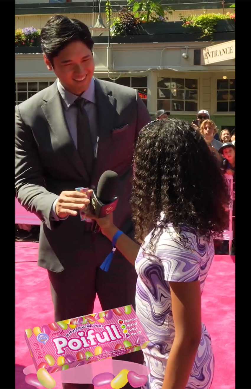 少女から好きな『ポイフル』をプレゼントされ、笑顔を見せた大谷翔平（MLBLife公式ツイッターより）