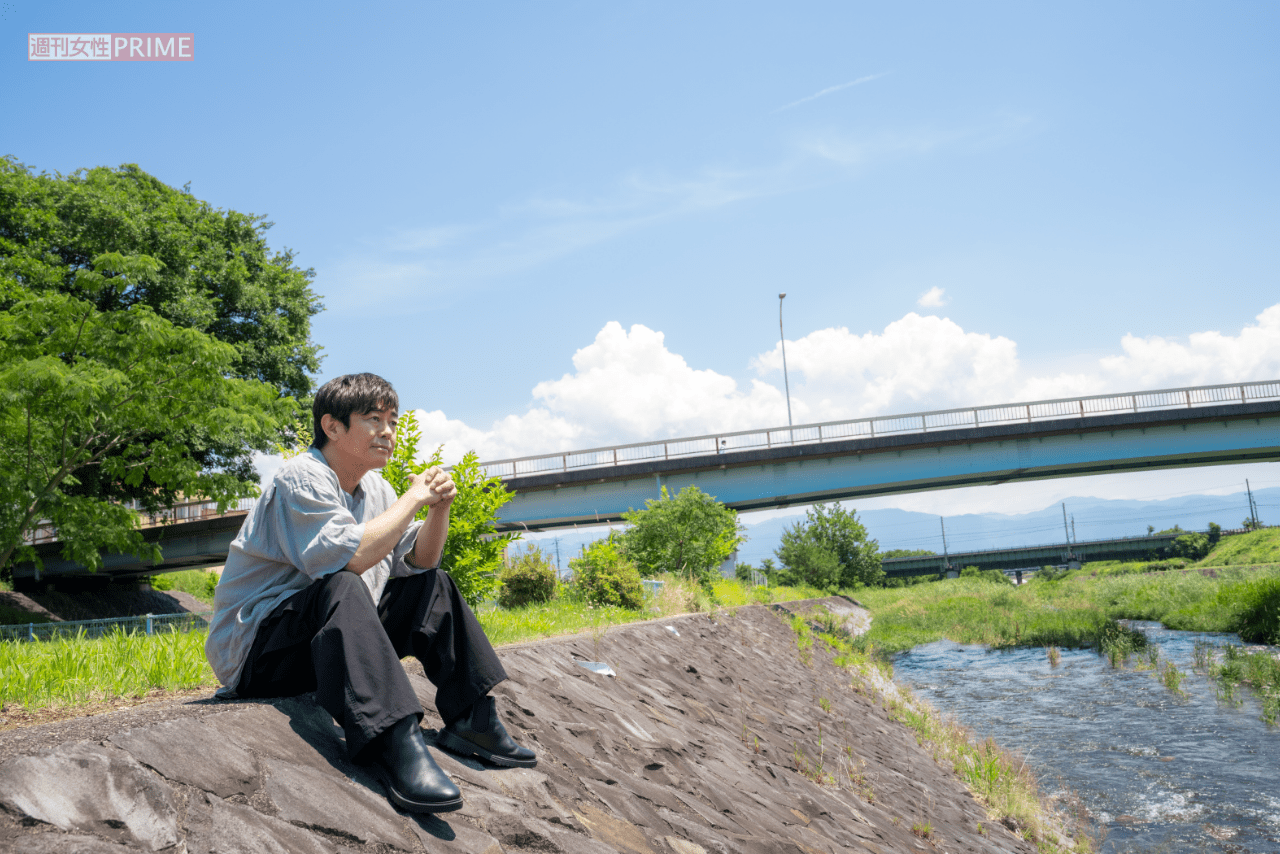 荒川の流れを見つめる宮沢。この辺りでハヤなどを釣った。「もっと山梨に関わりたいですね。沖縄で培った経験を故郷で生かしたい」