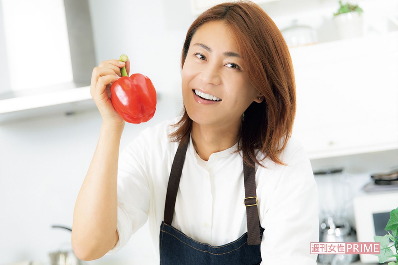 「“氷川きよし”としてステージにいるときとはまた全然違う、普段家にいるような感覚でリラックスしてやらせてもらってます」と、にこやかに　撮影／矢島泰輔