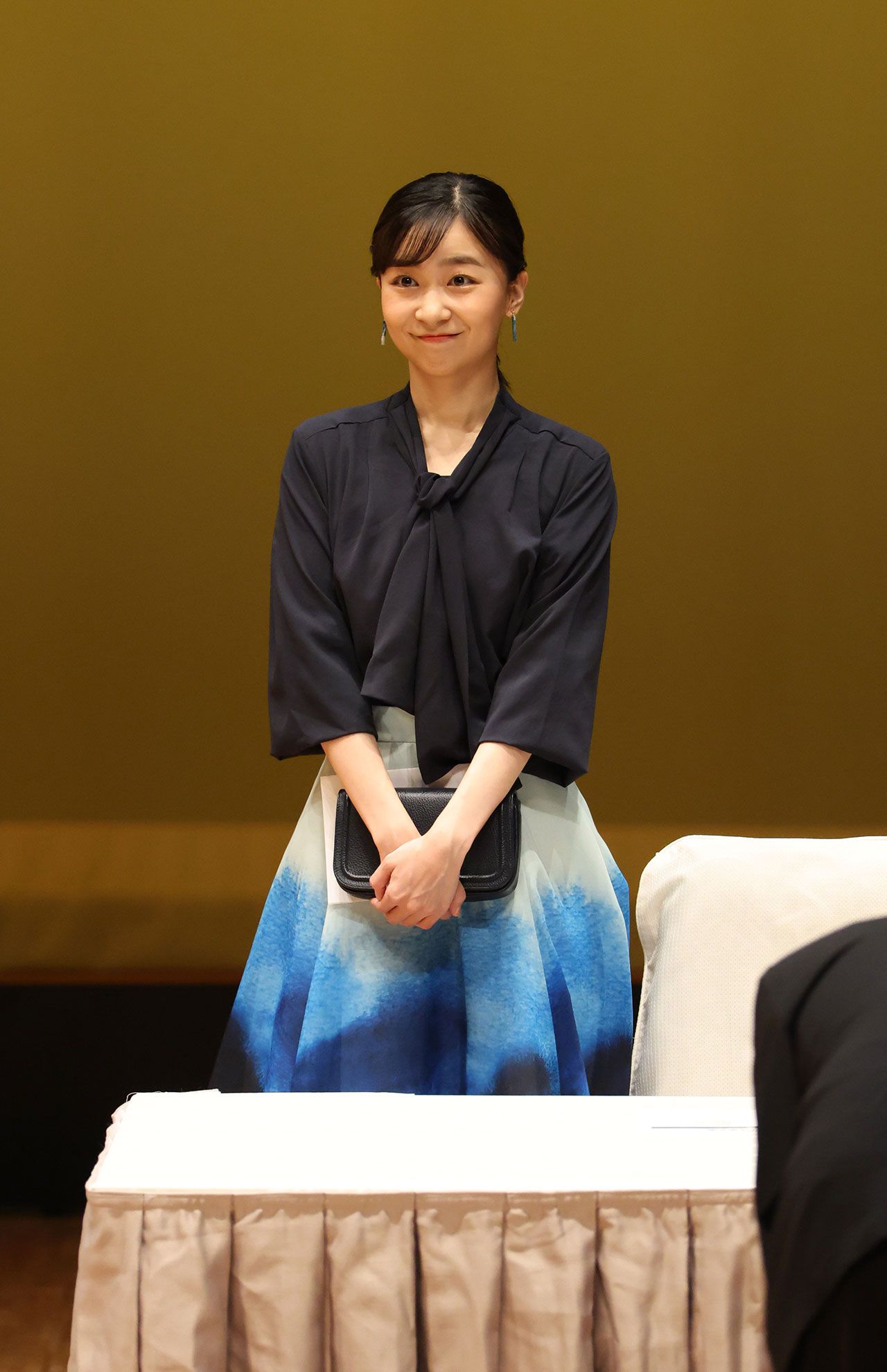 霜鳥さんが称賛する、「因州和紙」で作られた藍色のグラデーションが施されたイヤリングに青いマーブルのスカートを合わせられたスタイリング