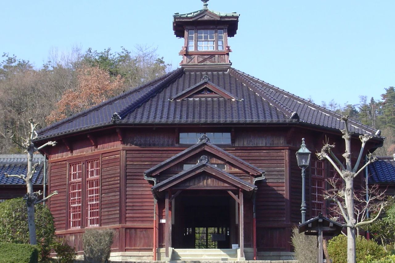 明治村にある金沢監獄中央看守所・監房（公式サイトより）