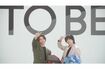 生配信の終わり際、花束を持って笑顔でピースサインする平野と神宮寺(『TOBE』YouTubeより)