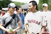 早実の選手を激励する早稲田大学在学中の斎藤佑樹投手('07年7月)