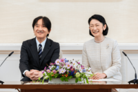 秋篠宮ご夫妻、広島訪問で『原爆慰霊碑』に花を供えるもその“作法”に批判が続出、宮内庁は「在り方はさま…