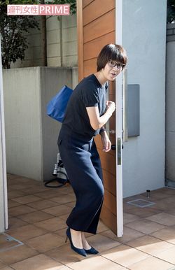 都内の豪邸から出てきた徳永アナは驚いた表情を見せたものの、笑顔で取材に応じた