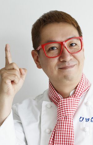 クック井上。さん●芸人でありながら食の資格8つを所有し、料理教室講師、商品監修・レシピ開発・グルメコラムの執筆も務める。NHK『あさイチ』Eテレ『みいつけた！』など多数のメディアで活躍中。