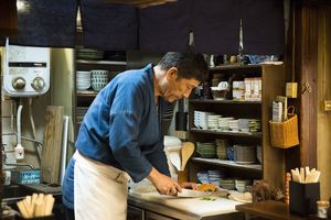 料理をするシーンでは、具材を入れるタイミングや炒め方などに細かく指示が入るそう 『続・深夜食堂』11月5日全国公開　(c)2016安倍夜郎・小学館／「続・深夜食堂」製作委員会