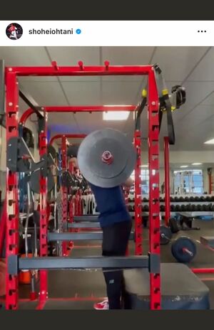 映画の主題歌『第ゼロ感』を聴きながらスクワットに励んだ大谷翔平（インスタグラムより）