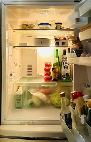 夫婦ふたりになり、冷蔵庫も中を見渡せるように。スッキリ保つことを心がけ、調味料も基本のものだけに　写真／小暮涼子さん本人