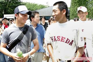 早実の選手を激励する早稲田大学在学中の斎藤佑樹投手（'07年7月）